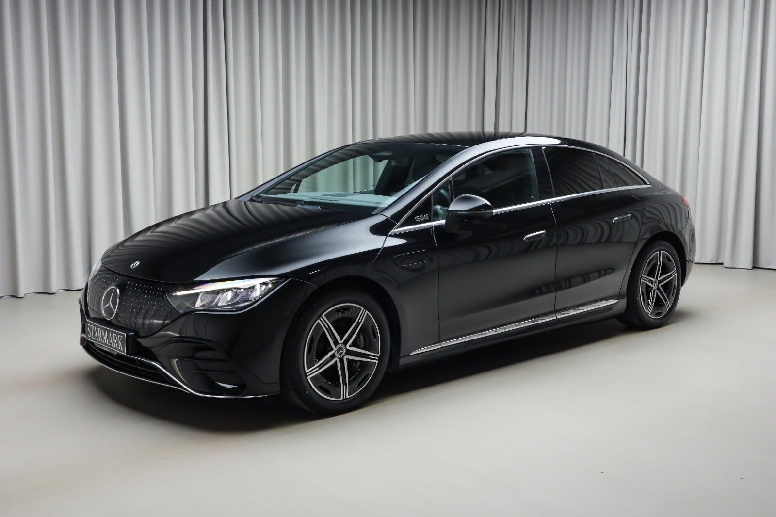 Sort Mercedes EQE350 fra 2024