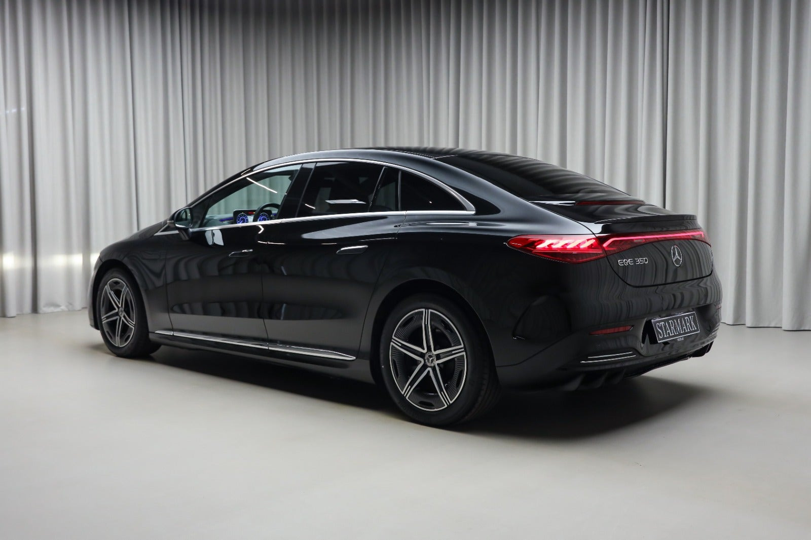 Sort Mercedes EQE350 fra 2024