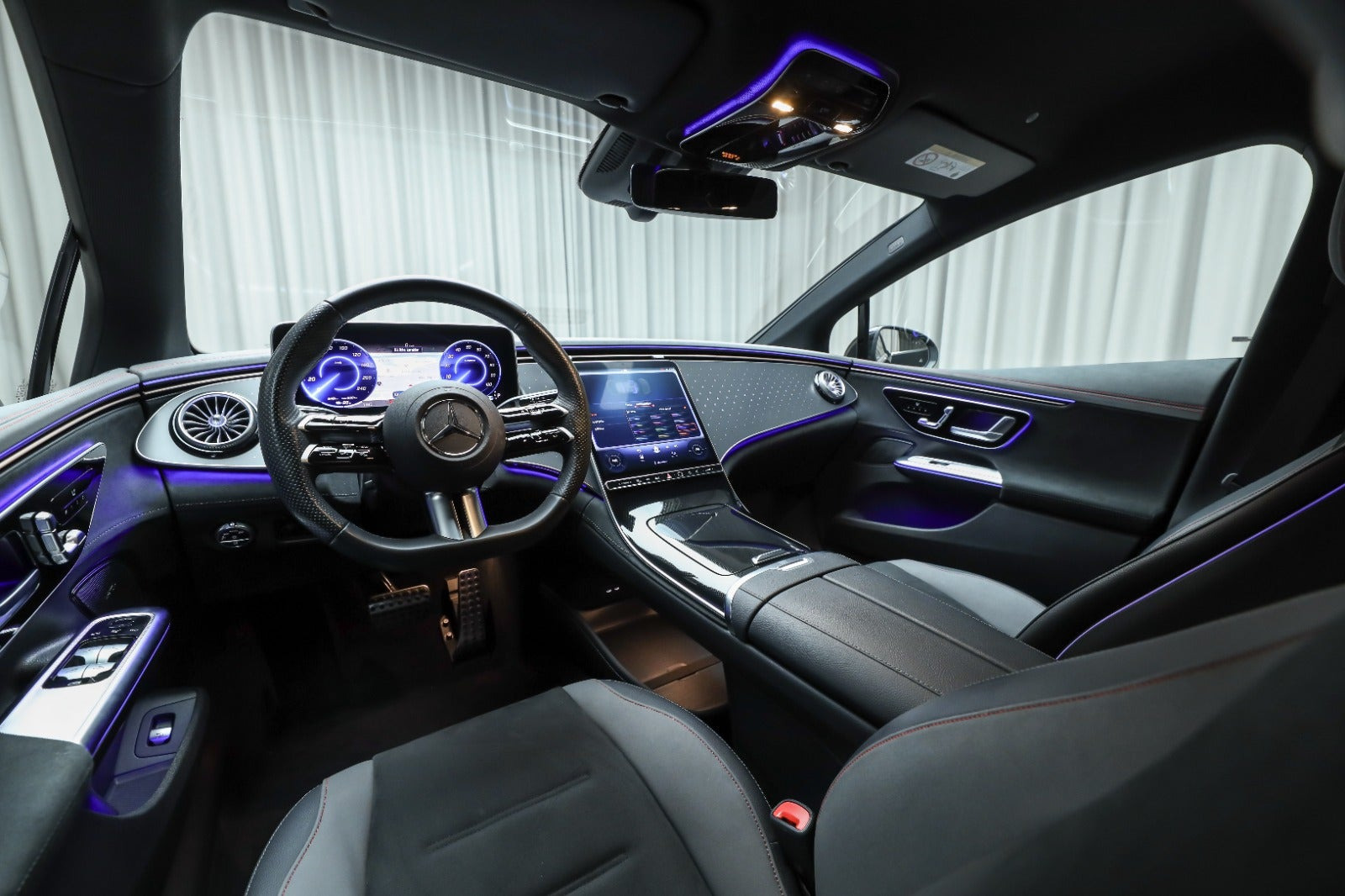 Sort Mercedes EQE350 fra 2024