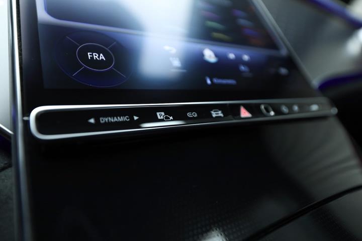 Sort Mercedes EQE350 fra 2024