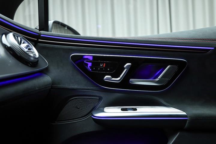 Sort Mercedes EQE350 fra 2024