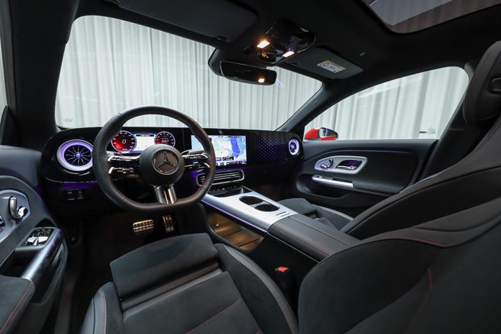 Rød Mercedes CLA250+ fra 2025