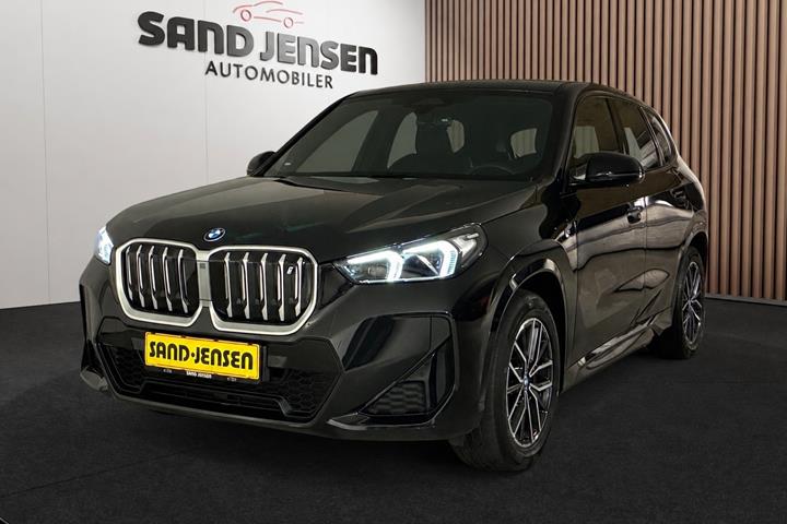 Sort BMW iX1 fra 2023 set udefra