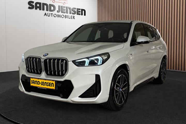 Hvid BMW iX1 fra 2023 set udefra