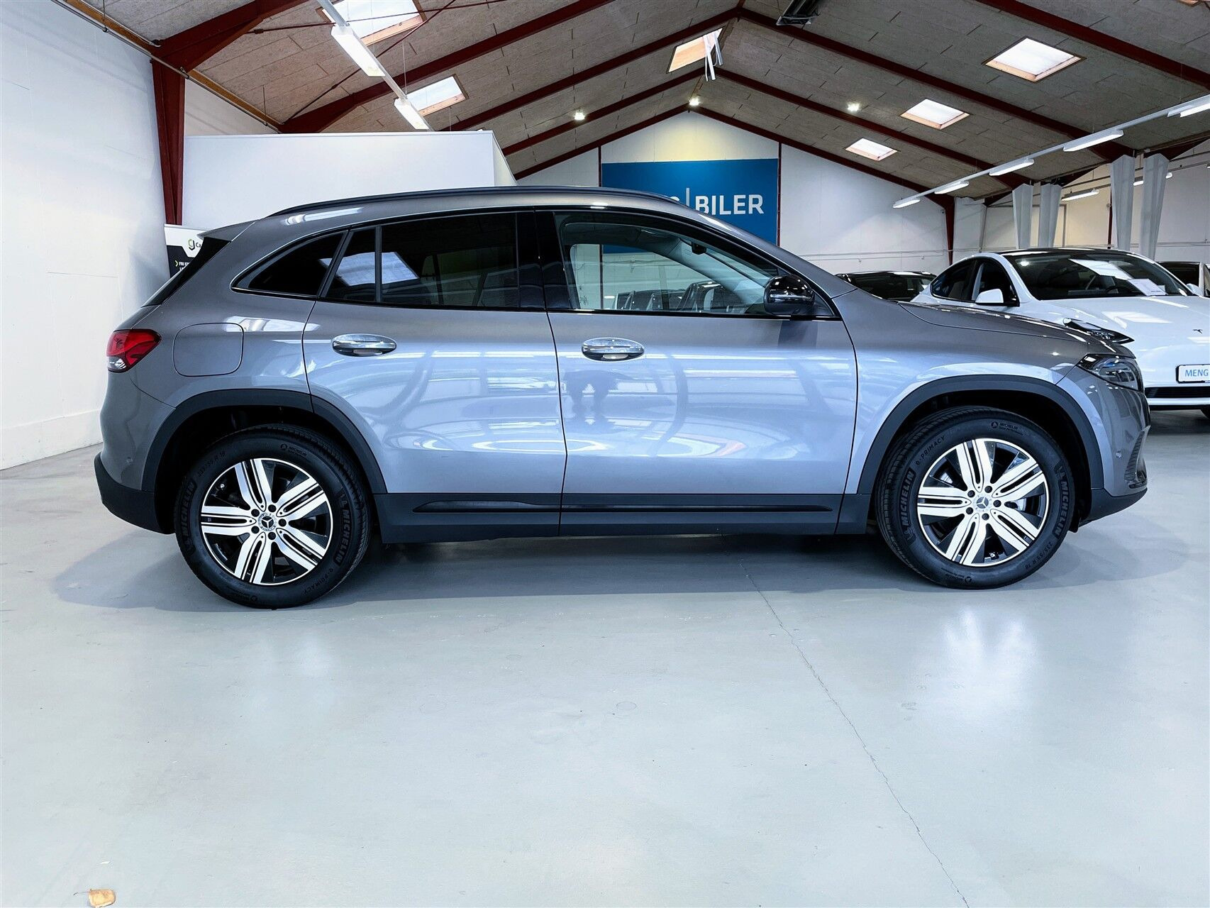 Grå Mercedes EQA 250 fra 2023