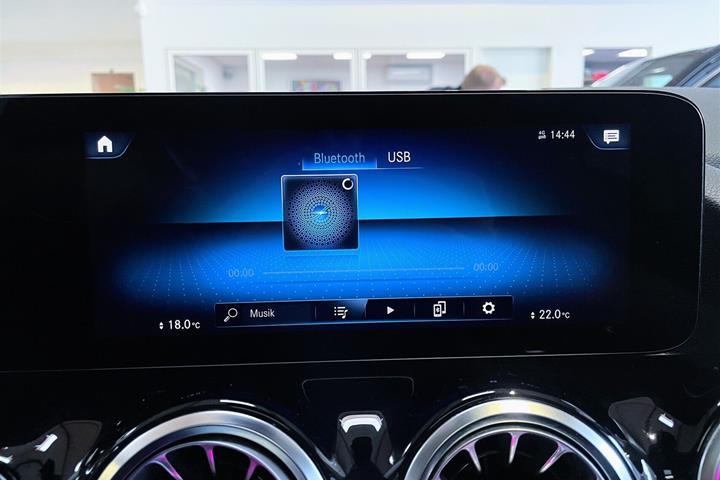 Grå Mercedes EQA 250 fra 2023