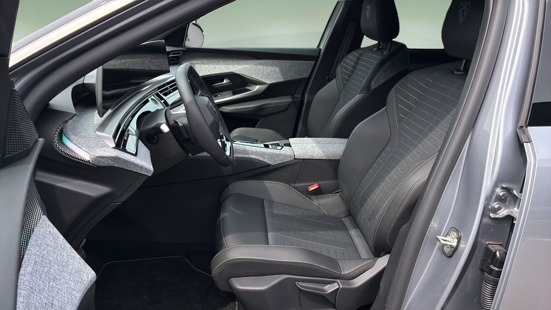 Grå Peugeot e-5008 fra 2026