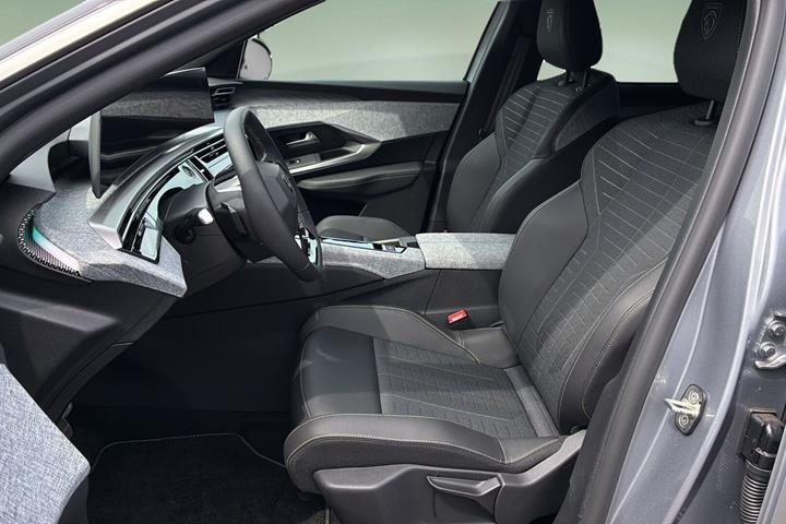 Grå Peugeot e-5008 fra 2026