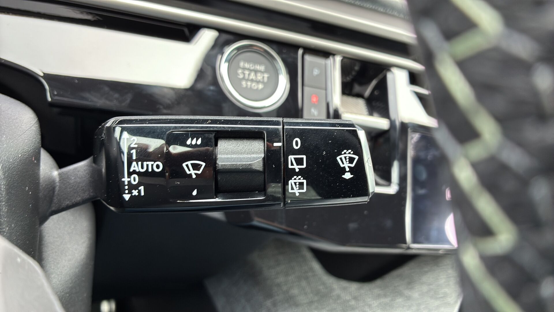 Grå Peugeot e-5008 fra 2026