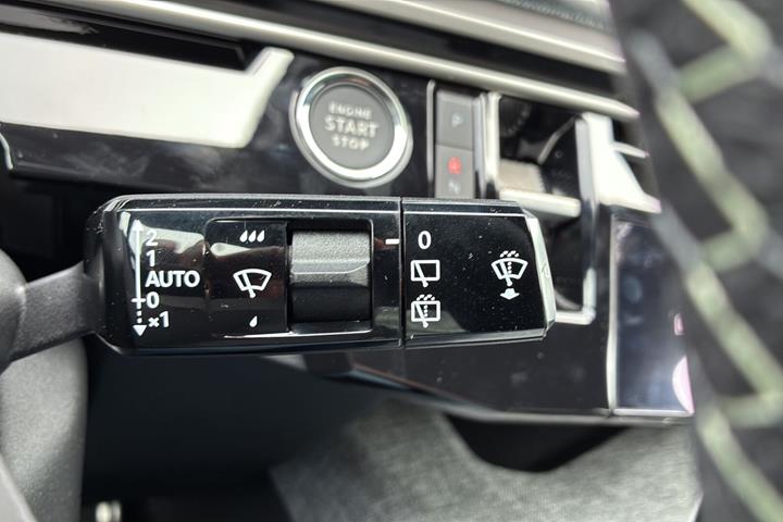 Grå Peugeot e-5008 fra 2026