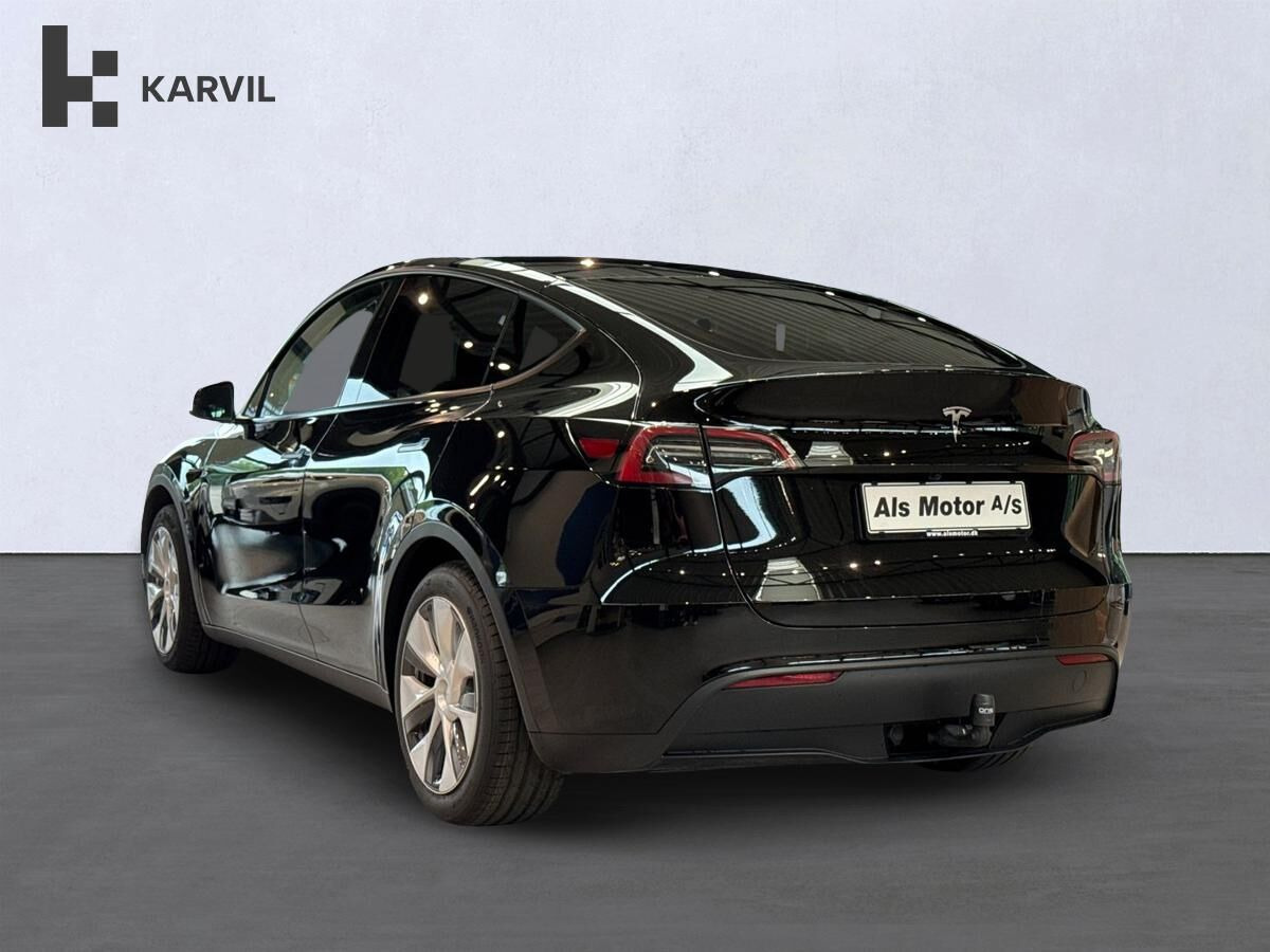 Sort Tesla Model Y fra 2024