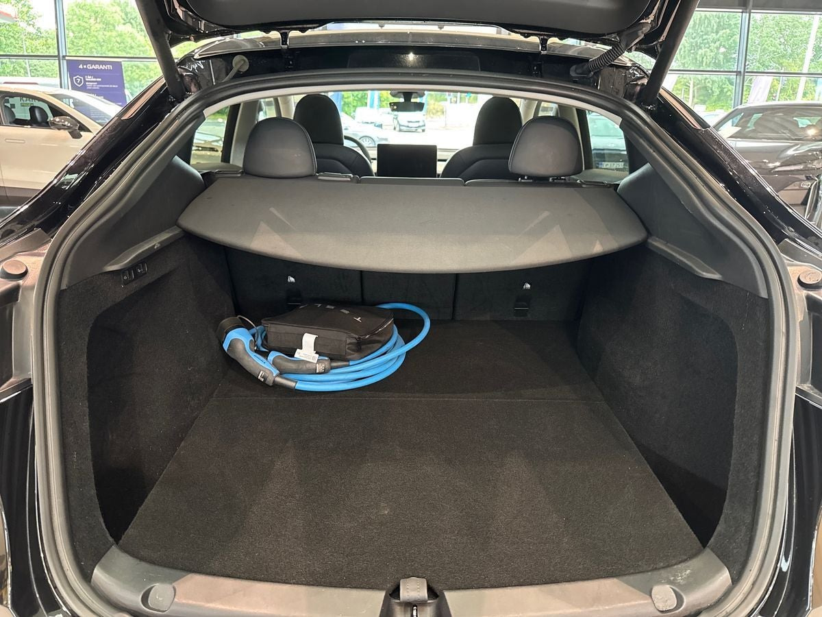 Sort Tesla Model Y fra 2024