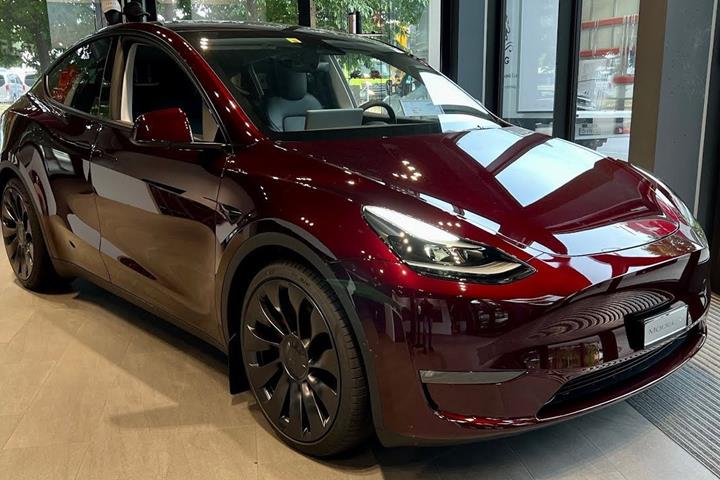 Rød Tesla Model Y fra 2024