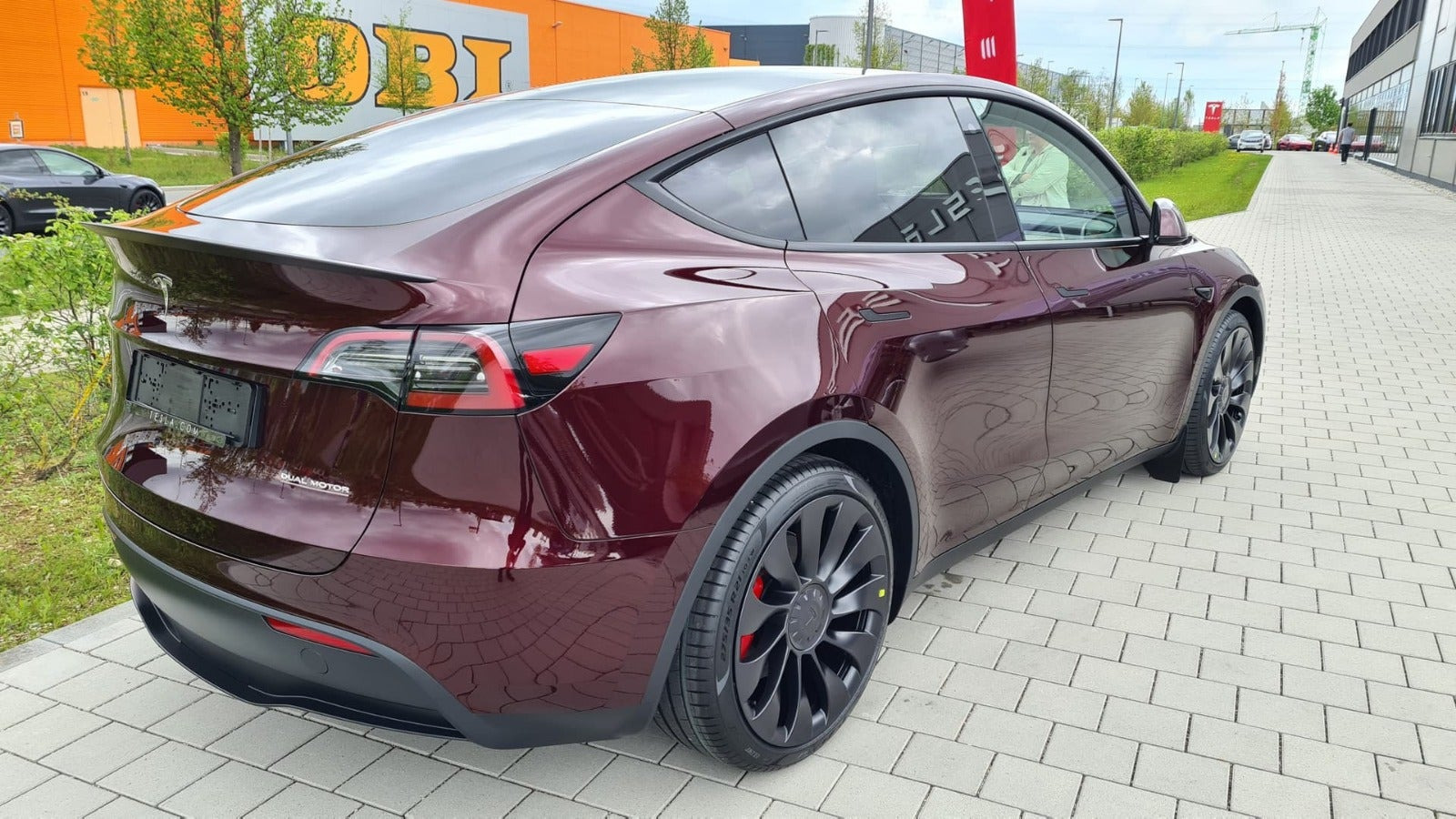 Rød Tesla Model Y fra 2024