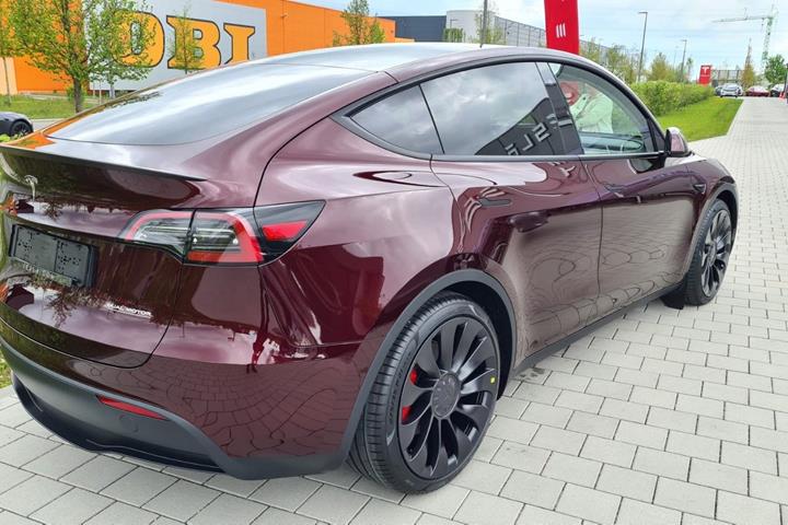 Rød Tesla Model Y fra 2024