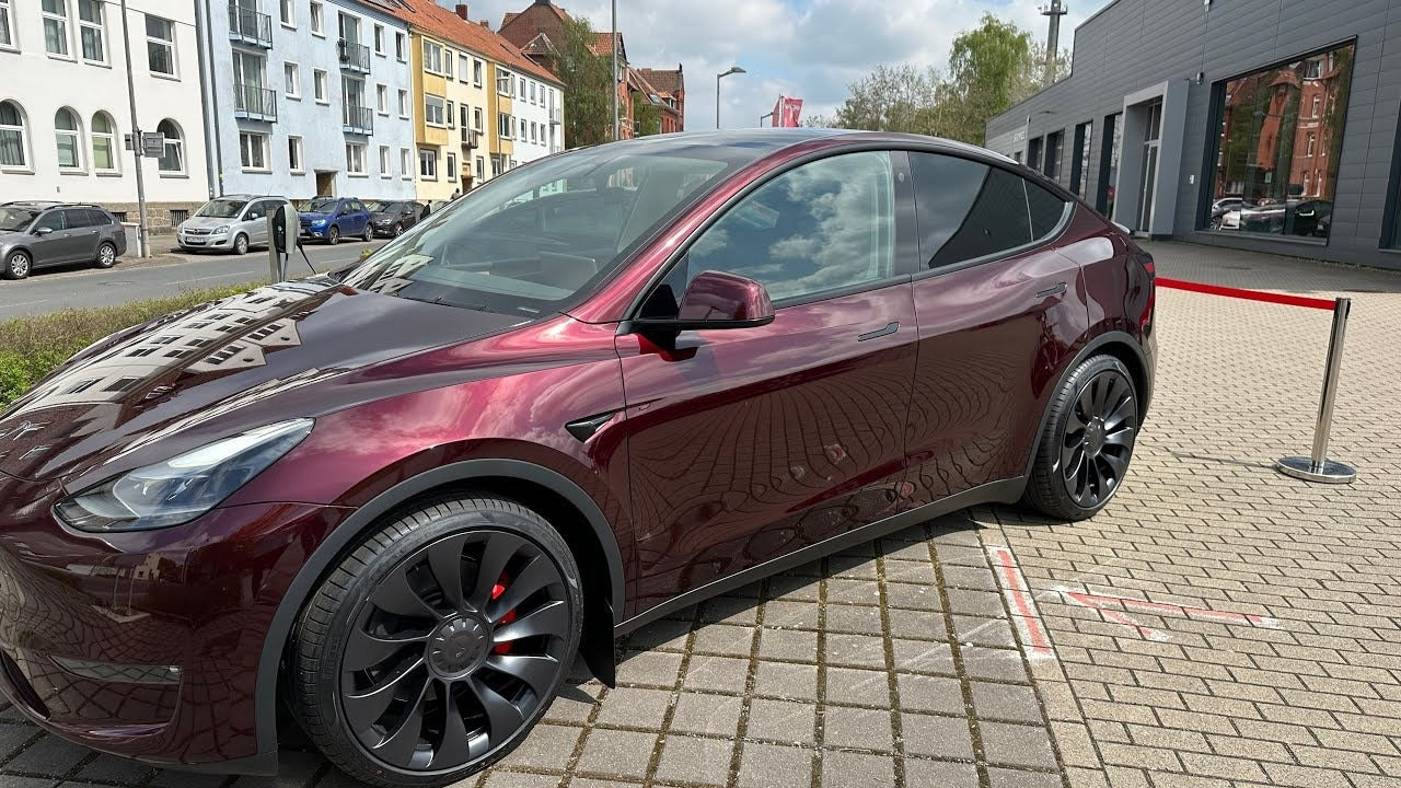Rød Tesla Model Y fra 2024