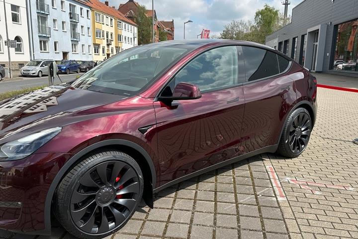 Rød Tesla Model Y fra 2024