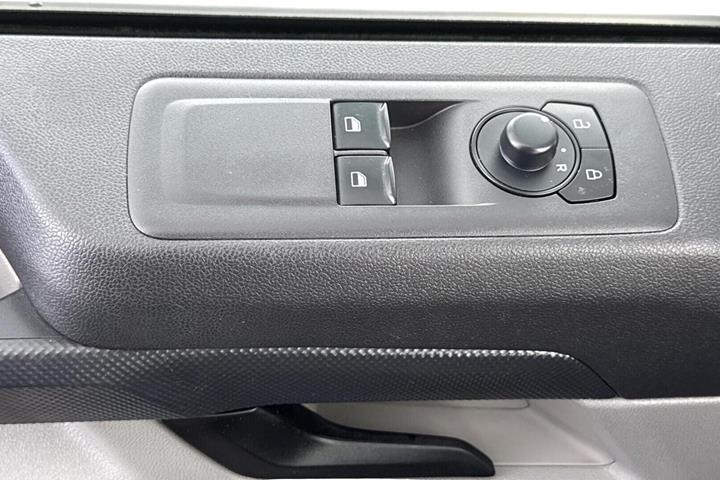 Hvid Ford Transit Custom 320 L2 fra 2024