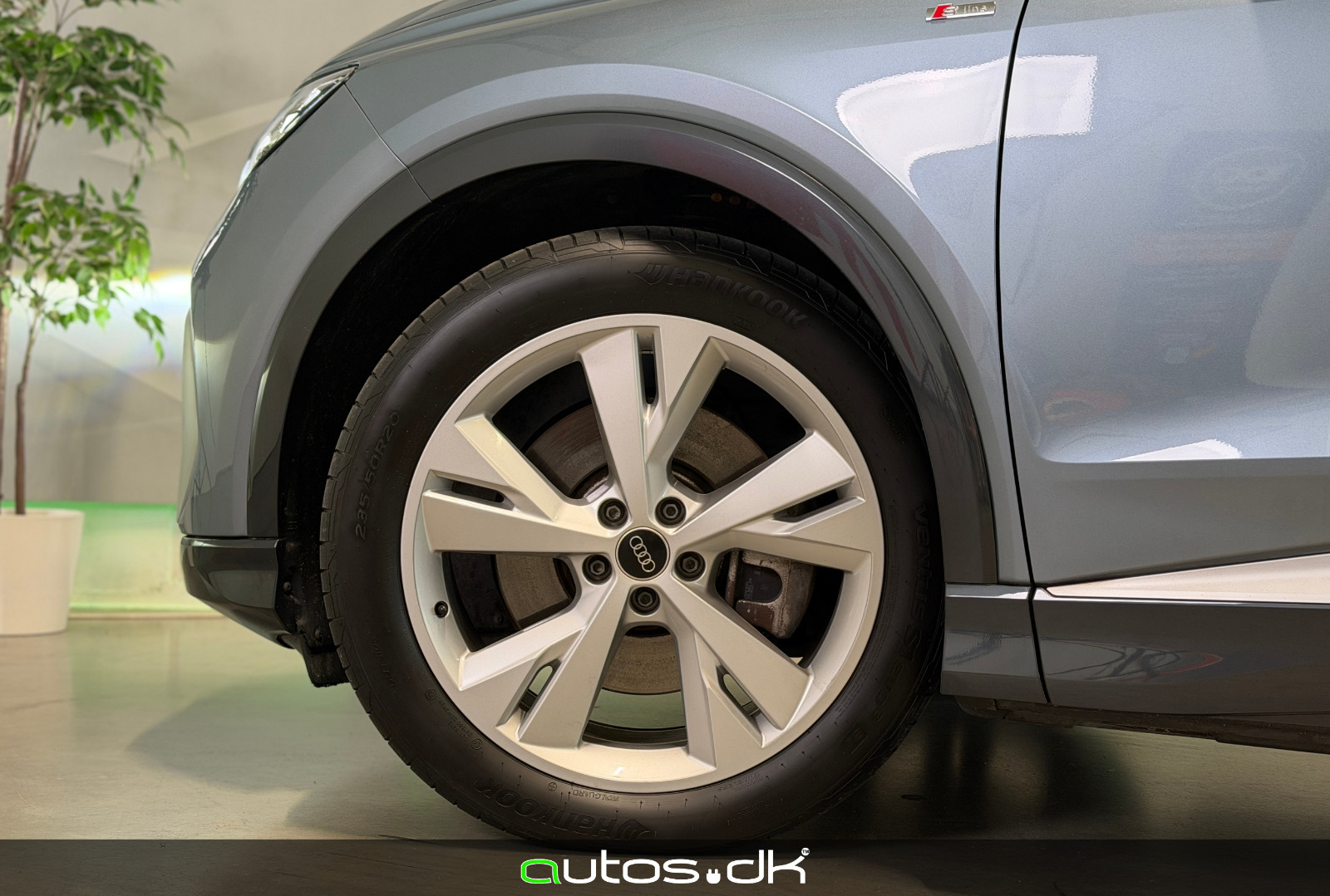 Blå Audi Q4 e-tron fra 2023