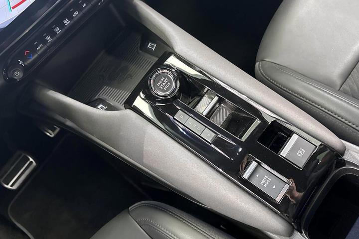 Sort Alfa Romeo Junior fra 2025