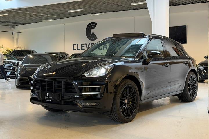 Sort Porsche Macan Turbo fra 2016