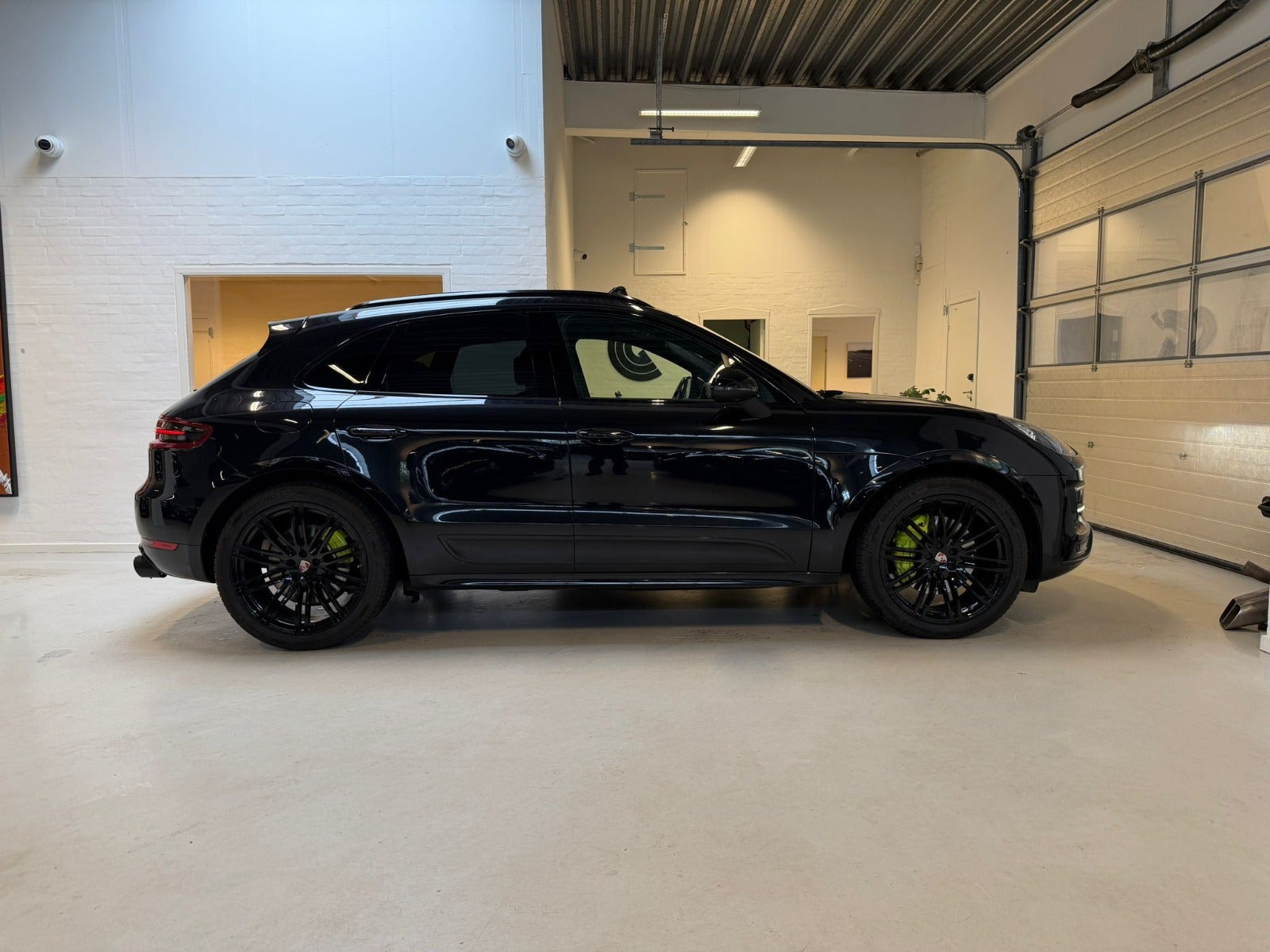 Sort Porsche Macan Turbo fra 2016