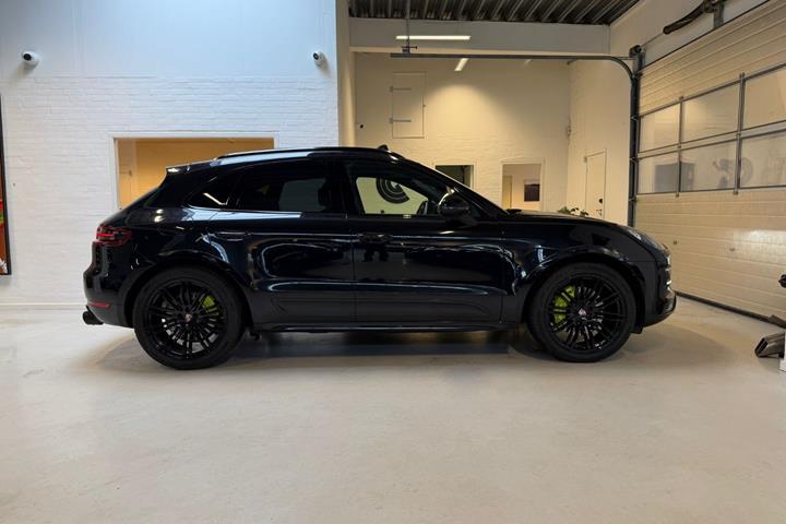Sort Porsche Macan Turbo fra 2016