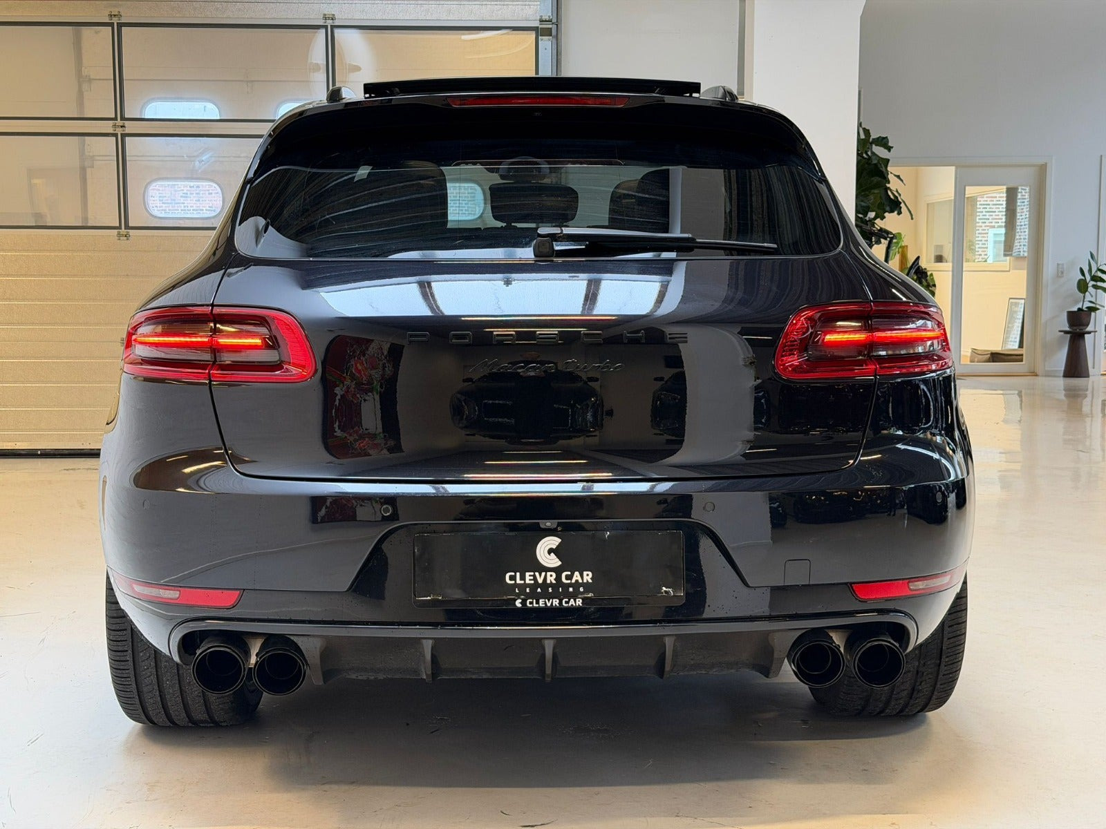 Sort Porsche Macan Turbo fra 2016