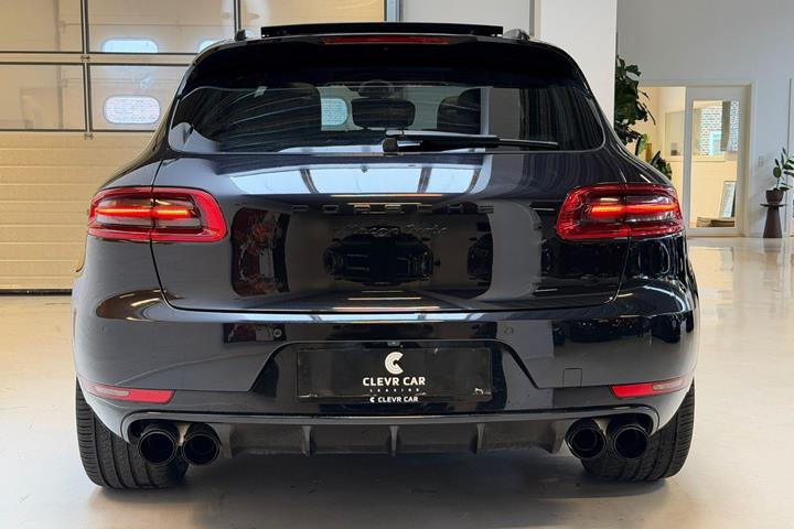 Sort Porsche Macan Turbo fra 2016