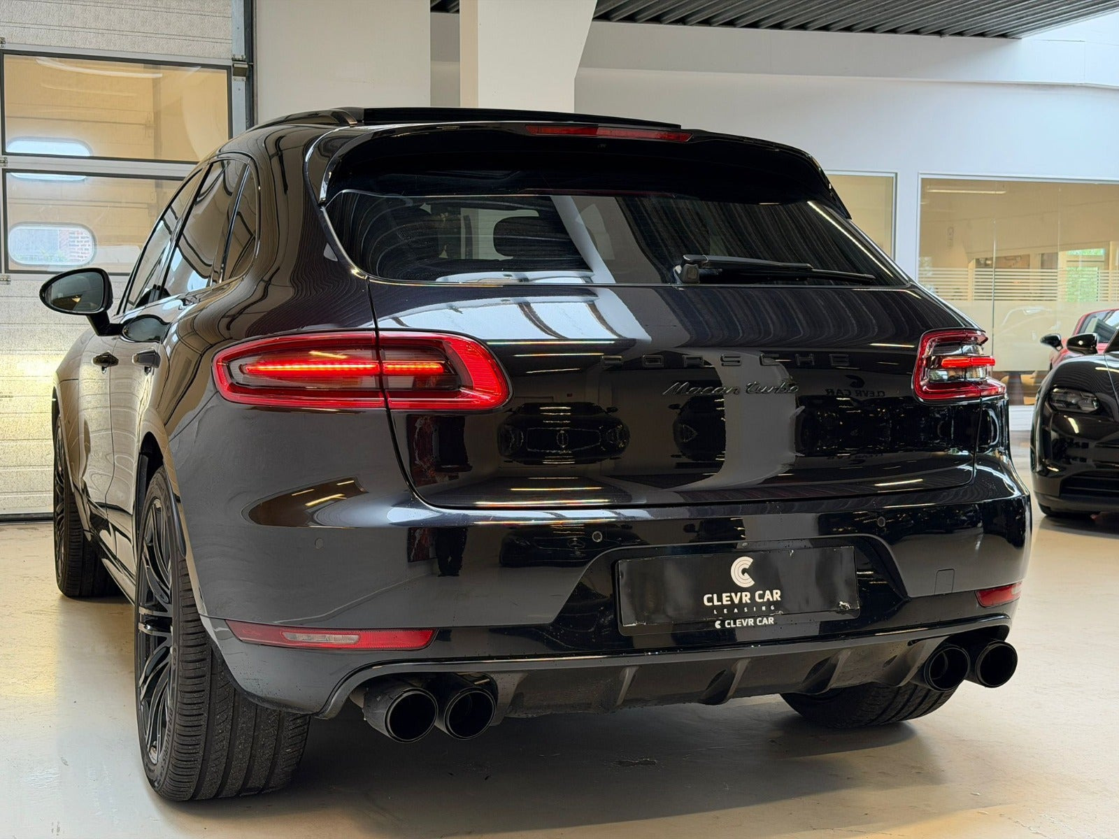 Sort Porsche Macan Turbo fra 2016