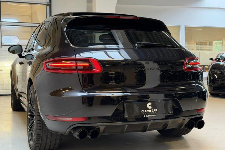 Sort Porsche Macan Turbo fra 2016