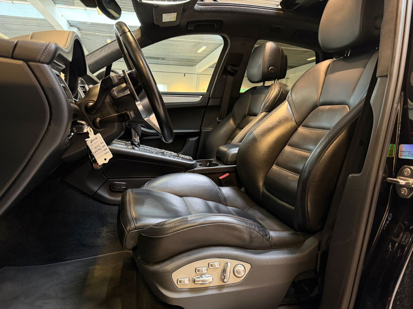Sort Porsche Macan Turbo fra 2016