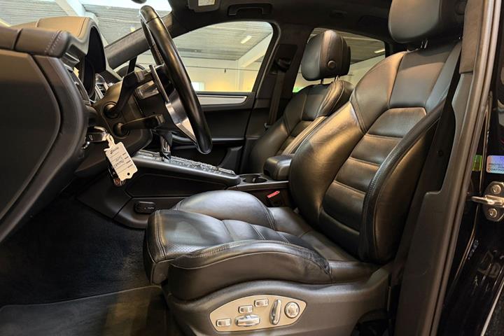 Sort Porsche Macan Turbo fra 2016