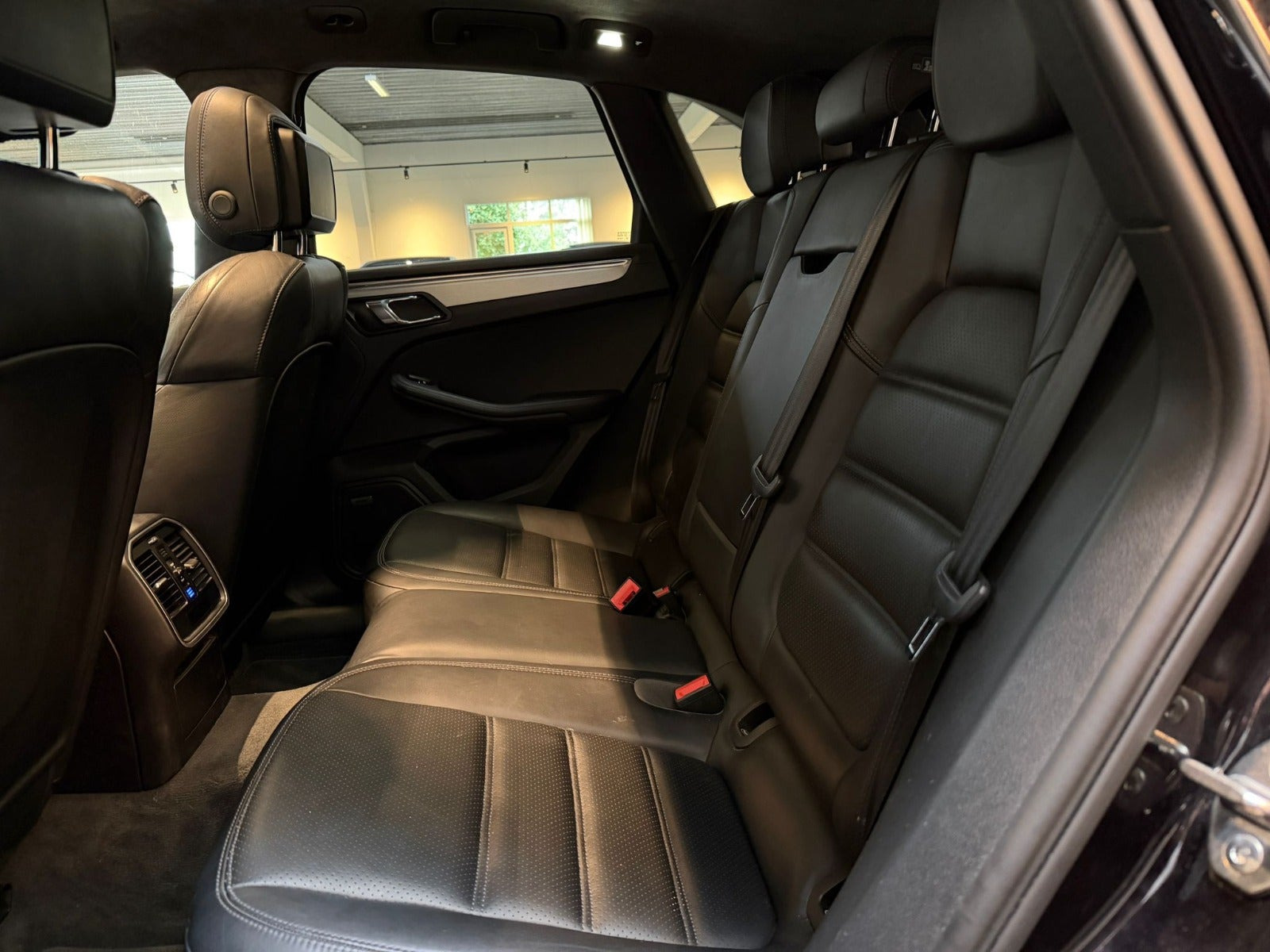 Sort Porsche Macan Turbo fra 2016