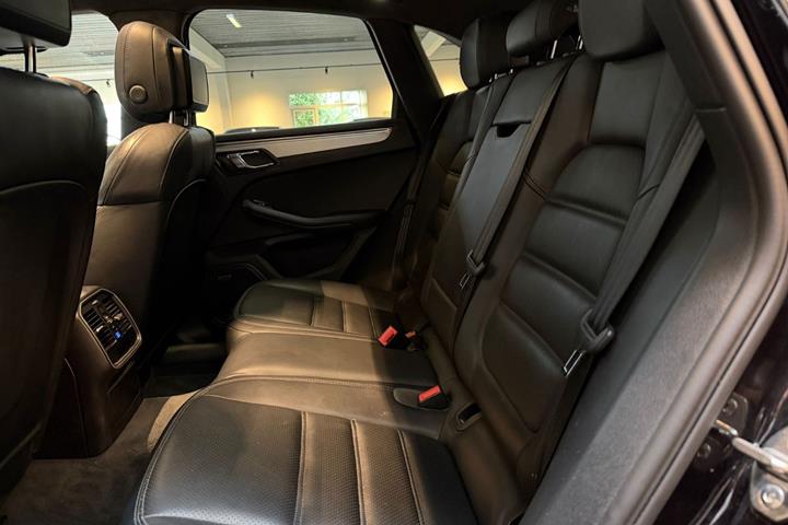 Sort Porsche Macan Turbo fra 2016