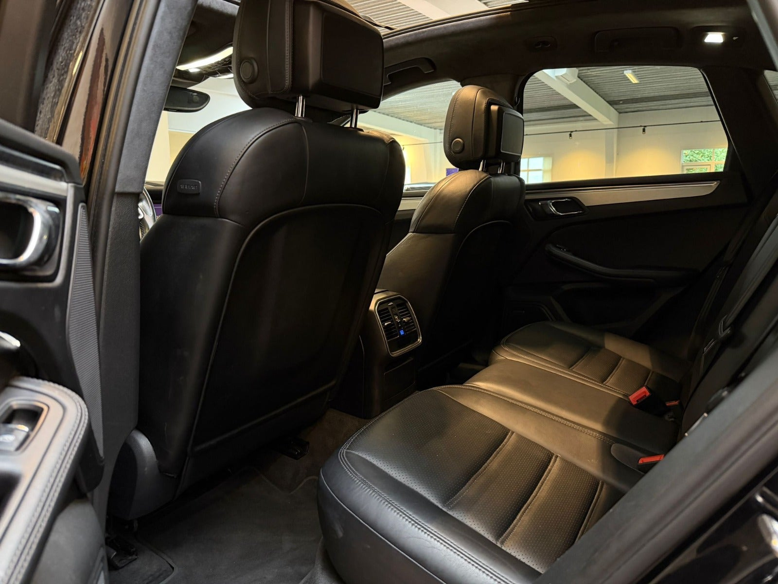Sort Porsche Macan Turbo fra 2016