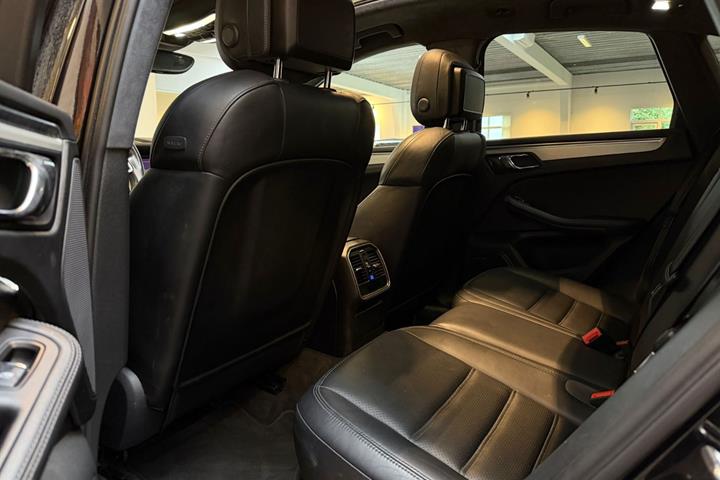 Sort Porsche Macan Turbo fra 2016