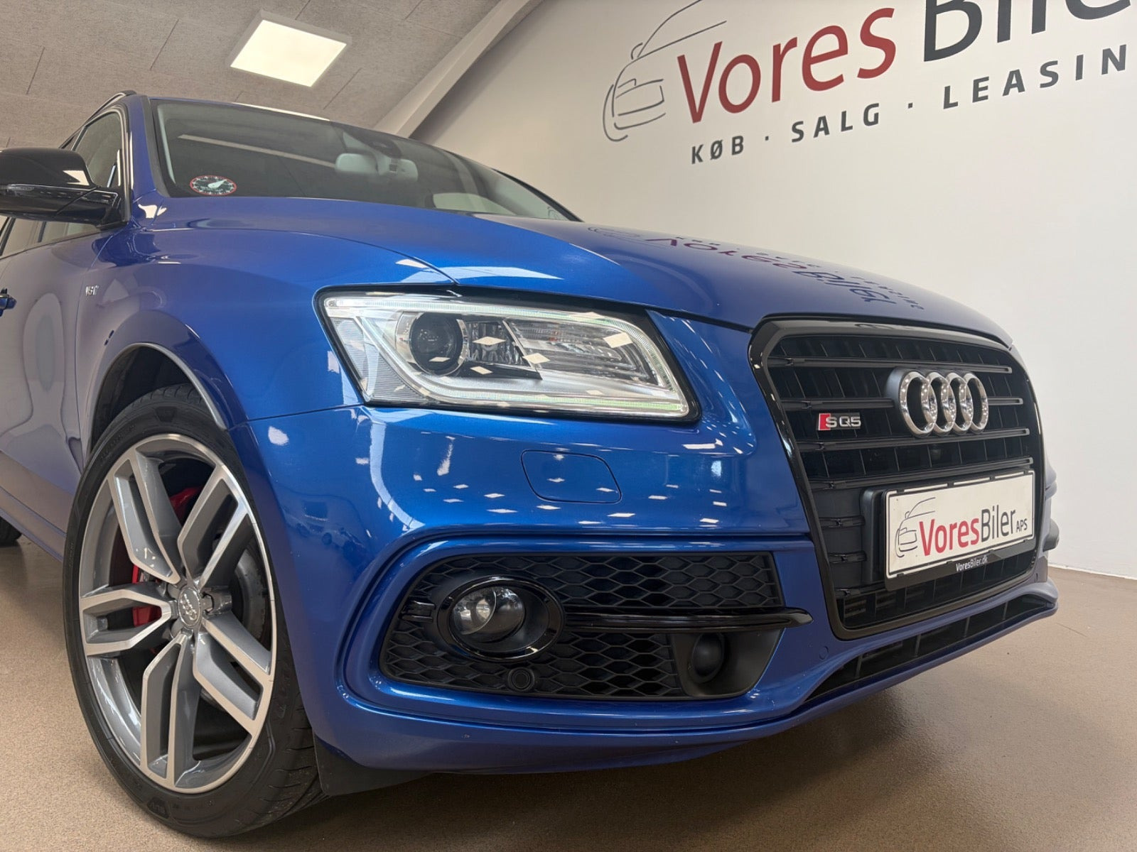 Blå Audi SQ5 fra 2016
