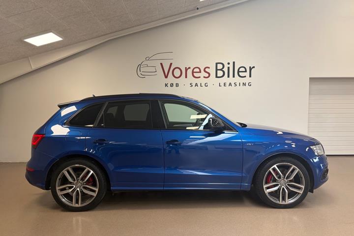 Blå Audi SQ5 fra 2016