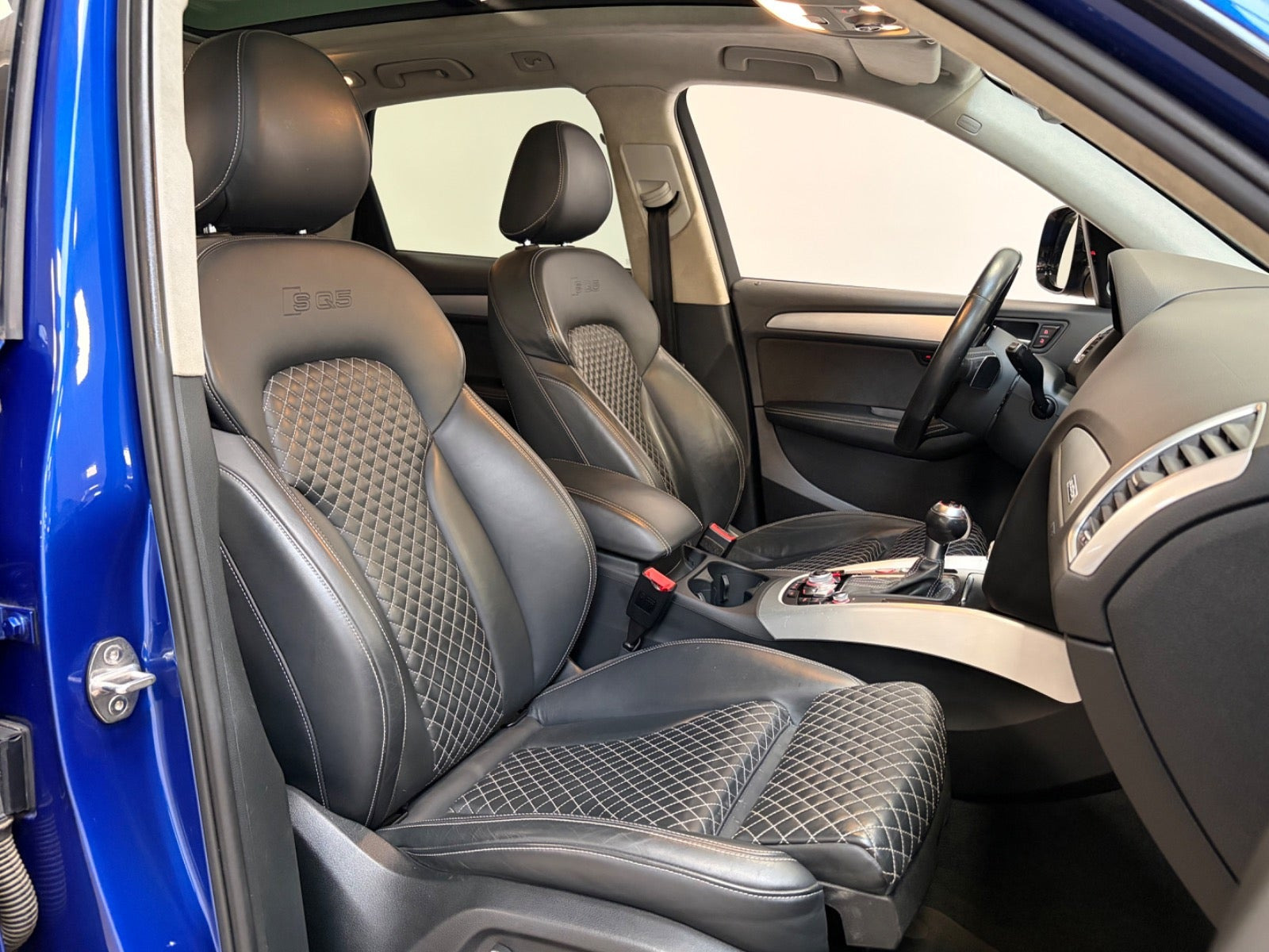 Blå Audi SQ5 fra 2016