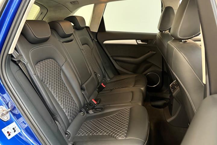 Blå Audi SQ5 fra 2016