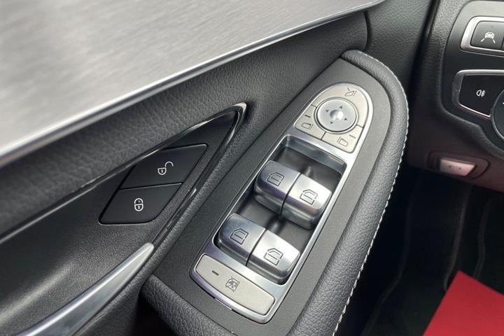 Sølv Mercedes C300 de fra 2020
