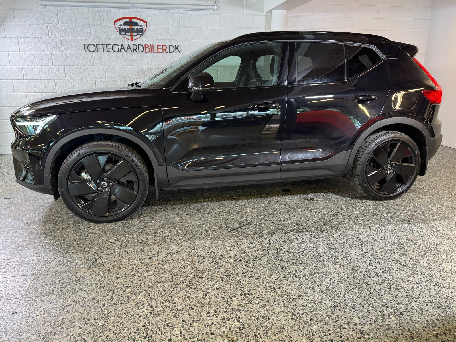 Sort Volvo EX40 fra 2025