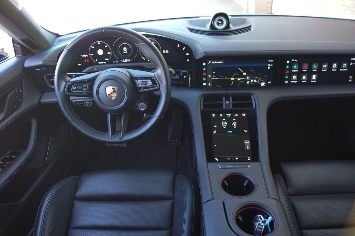 Hvid Porsche Taycan Turbo fra 2022