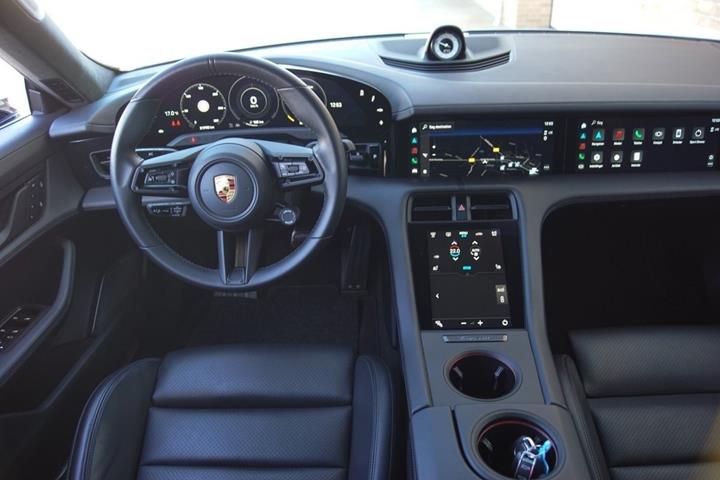 Hvid Porsche Taycan Turbo fra 2022