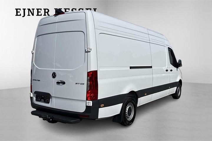 Hvid Mercedes Sprinter 317 fra 2025