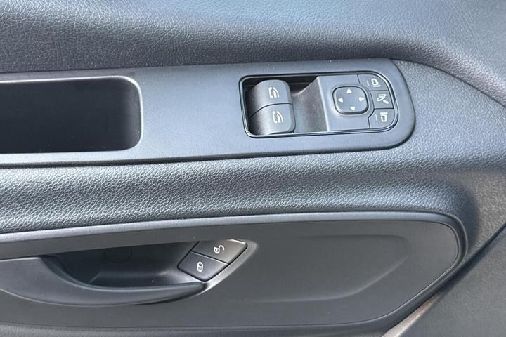 Hvid Mercedes Sprinter 317 fra 2025