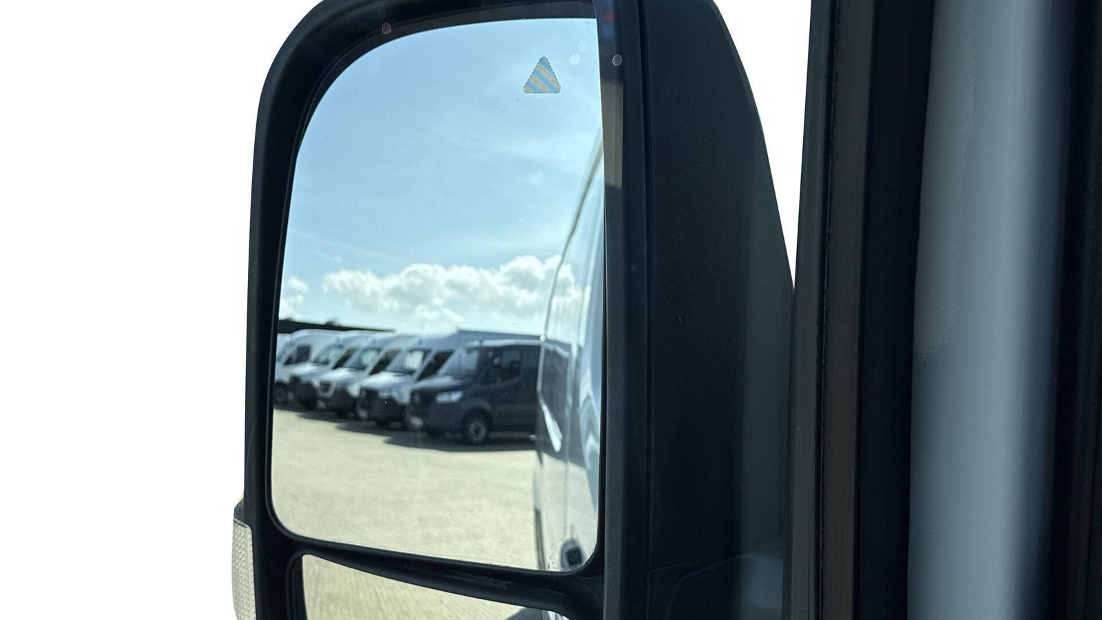 Hvid Mercedes Sprinter 317 fra 2025