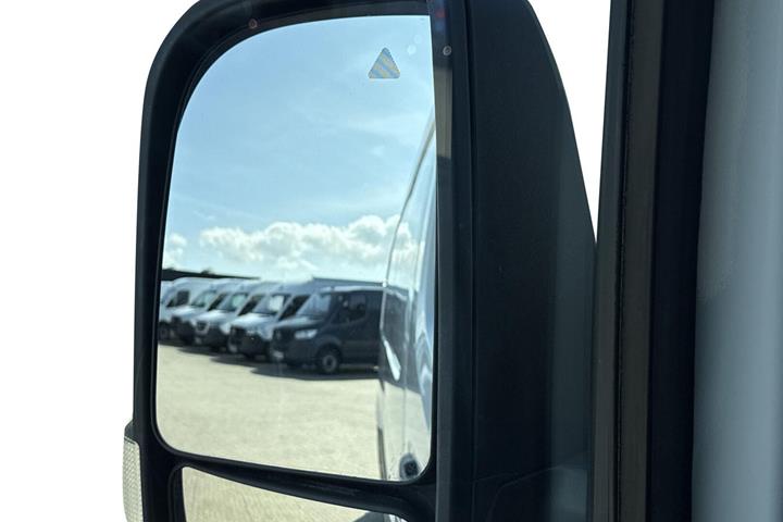 Hvid Mercedes Sprinter 317 fra 2025