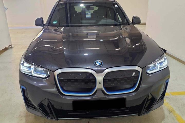 Grå BMW iX3 fra 2023
